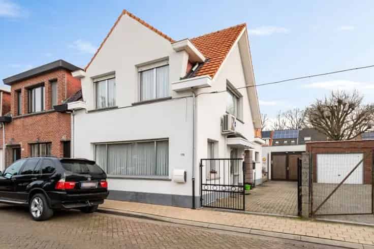 Huis Te Koop Kapellen: Halfopen Bebouwing met Garage