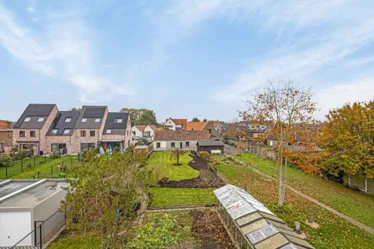 Huur halfopen woning te Ursel met groot perceel en renovatiepotentieel