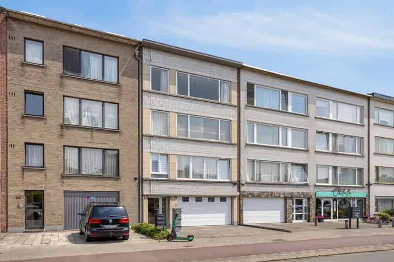 Ruim appartement te koop in Merksem met terras en parking
