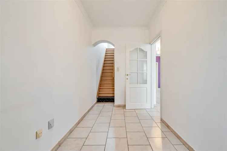 Huis te koop Haaltert: Op te frissen halfopen bebouwing met garage
