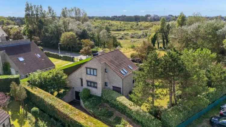 Villa met 4 slaapkamers op 883m² vlakbij zee!