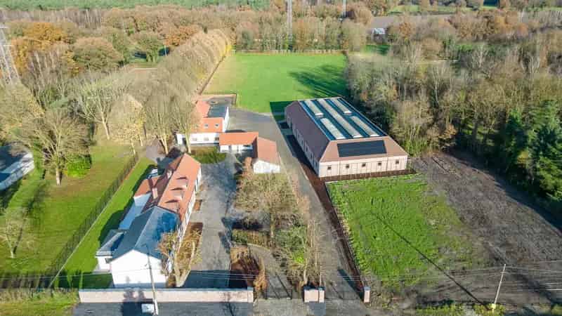 Huis te koop: Exclusief Hippisch Eigendom met Pistes en Stallen