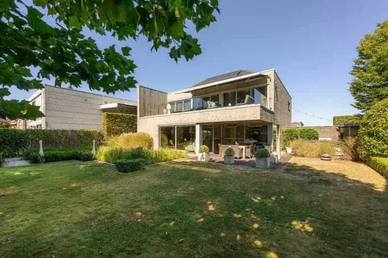Exclusieve villa met luxueuze afwerking en vergezicht op velden te Zwevezele