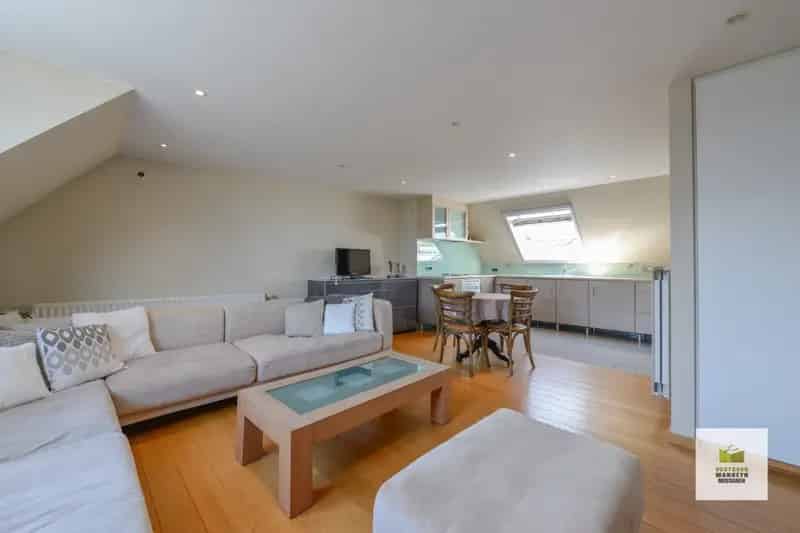 Huis te huur Zwevezele: Praktijkruimte met Appartement