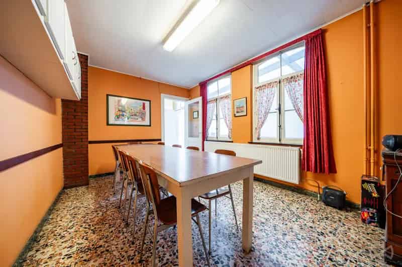 Huis te Koop met Duplex en Commerciële Ruimte
