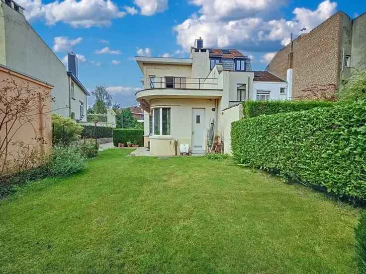 Te koop prachtige 3-gevelwoning met tuin in de buurt van Sint-Alixvoorplein