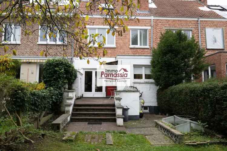 Te renoveren 2 gevel woning 4 slaapkamers