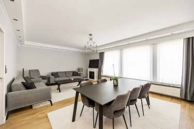 Ruim 3 Slaapkamer Appartement te Huur in Wilrijk