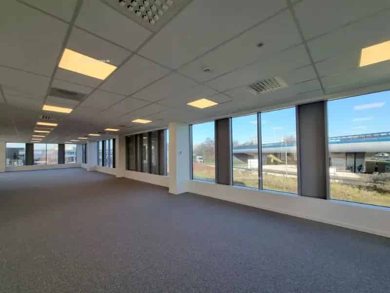 Kantoor te Huur Drogenbos 556m² Nabij E19