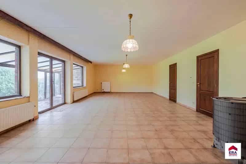 Huis te koop Dilbeek: 5 slaapkamers, 3 garages, grote ruimte