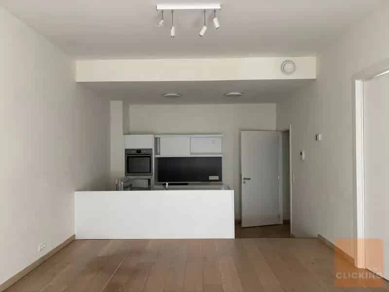 Appartement te huur Brussel 1 slaapkamer terras tuintje kelder staanplaats