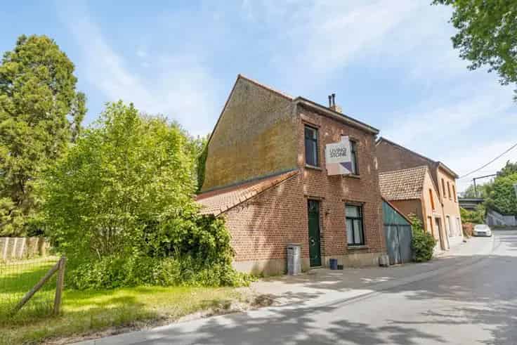 Te renoveren gezinswoning Dilbeek 2 slaapkamers grote zolder