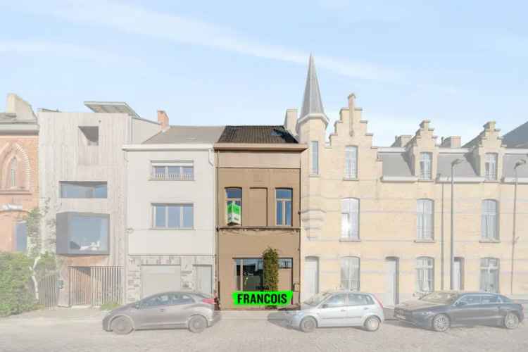 Ruime woning met sfeervolle stadstuin, gelegen in het bruisende hart van de Gentse Muide.