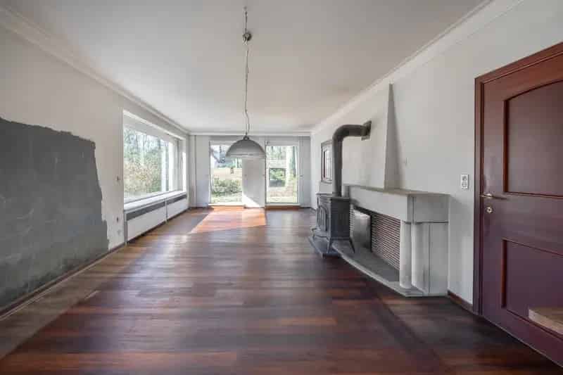 Huis te koop: te renoveren villa met zwembad in rustige omgeving