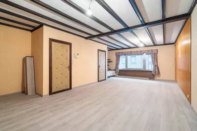 Handelspand te Aalst: Twee woningen en loods