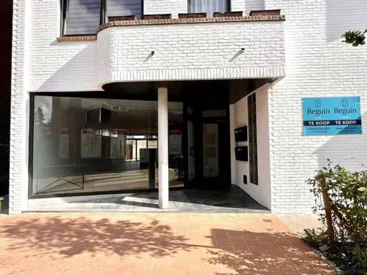 Appartementsblok Te Koop: Opbrengsteigendom met Handelsrruimte en 2 Appartementen