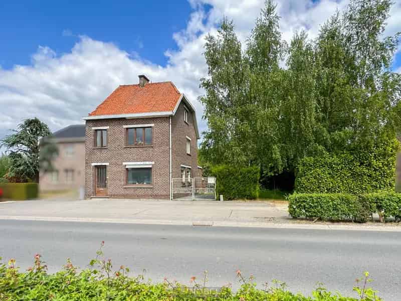 Te renoveren woning met bosperceel te Huise