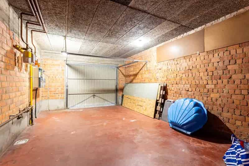 Gerenoveerd 2-Slaapkamer Appartement met Garage en Oprit