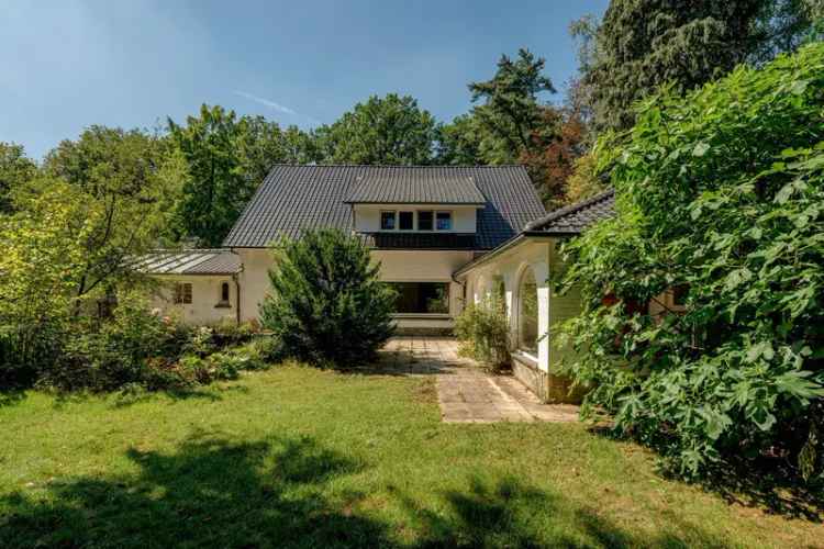 Te renoveren villa in Franse stijl te Vriesdonk