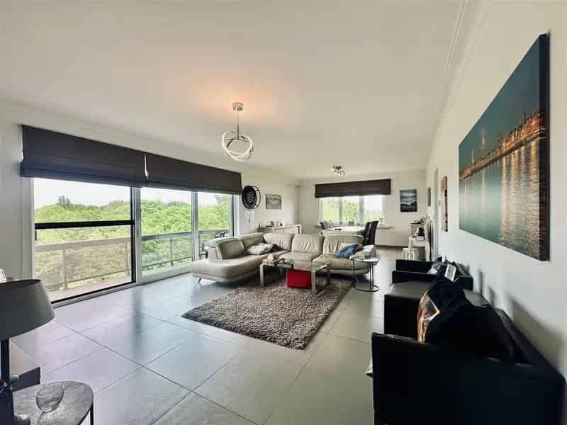 Te Huur: Ruim 3 Slaapkamer Appartement met Uitzicht
