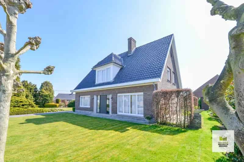 Te renoveren villa 4 slaapkamers loods 1696m2 Wingene