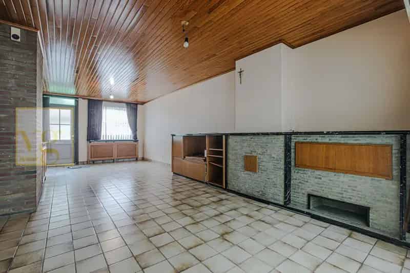 Te renoveren woning met garage en diepe tuin