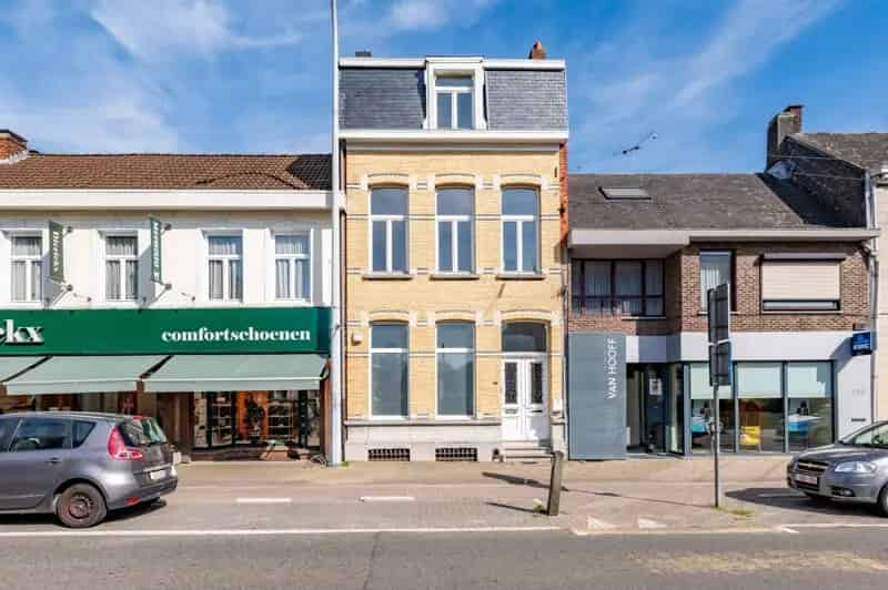 Commercieel pand Bree: 838m² winkelruimte 190m² appartement