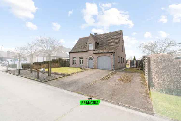Ruime alleenstaande woning in villawijk te Sint-Eloois-Vijve