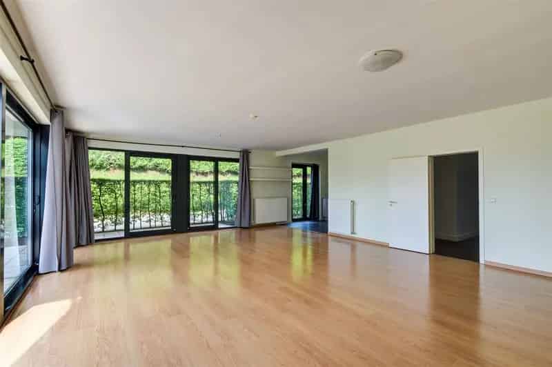 Gelijkvloers Appartement te Koop met Terras nabij Winkelcentrum