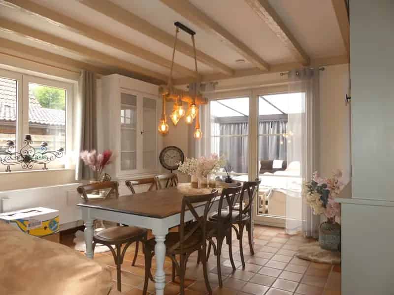 Huis te huur: Ruime villa met garage en tuin