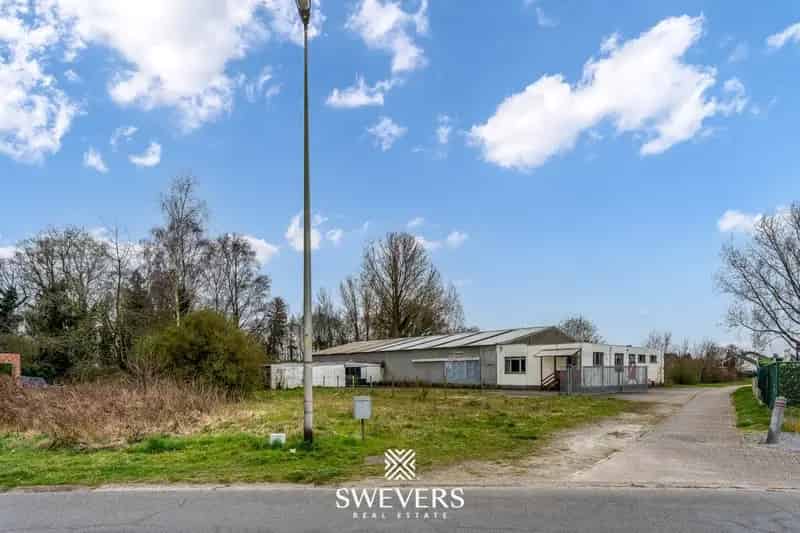 Groot Sportgebouw met Woonst 77a 60ca