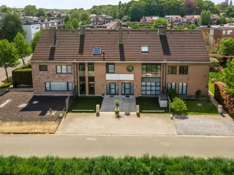 Rijwoning 6 slaapkamers panoramisch uitzicht tuin garage A12 E19
