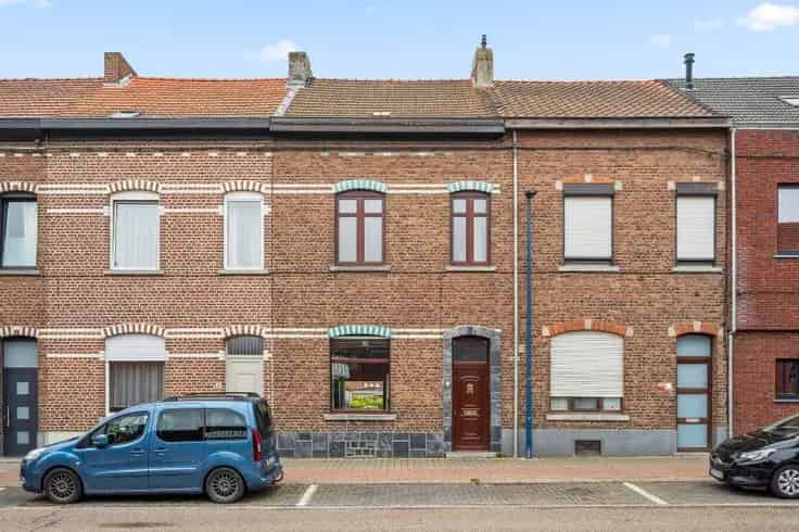Huis Te Koop: Gezinswoning met Grote Garage en Tuin