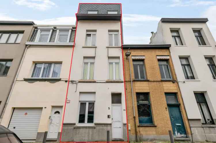 Huis opgedeeld in 4 units op rustige, doch centrale ligging