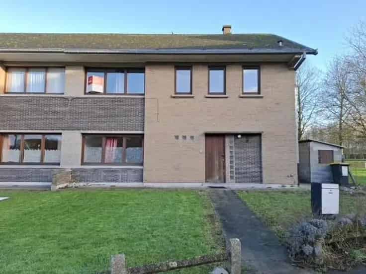 Gezinswoning nabij autosnelweg met garage en tuin