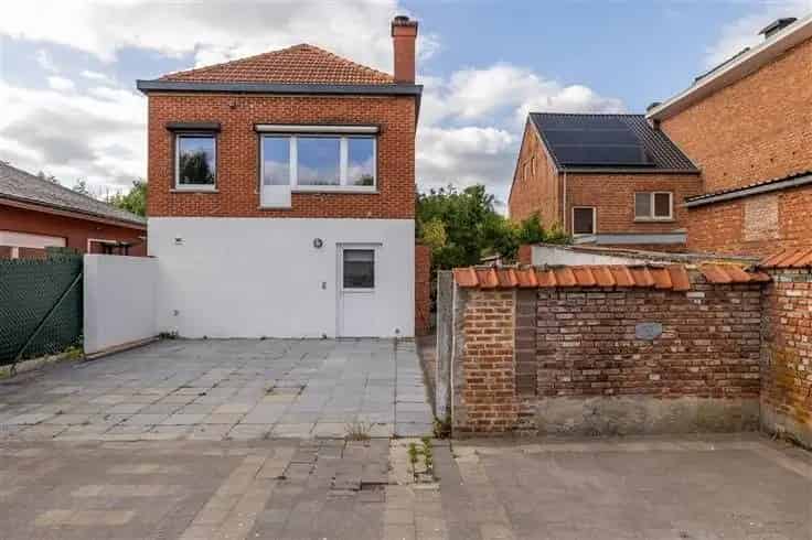 Huis Te Koop: Grote gezinswoning met 4 slaapkamers, 2 badkamers en privacy