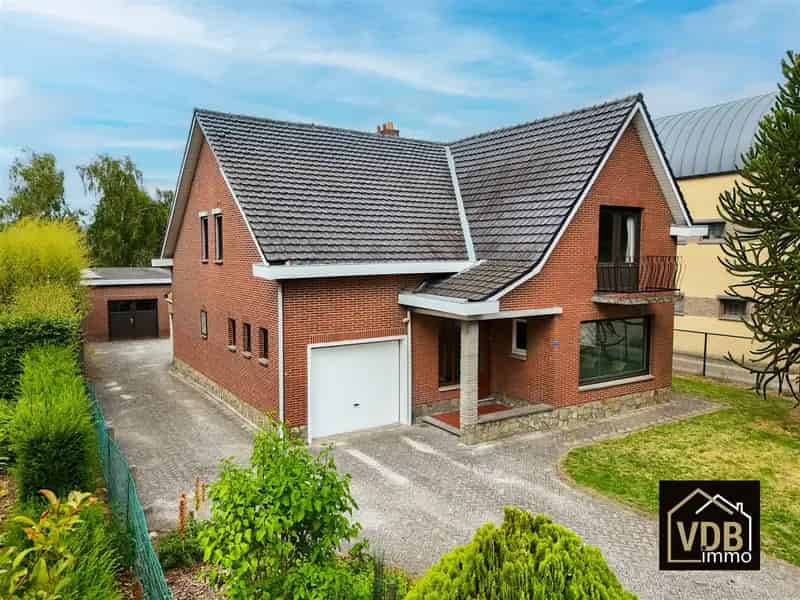 WONING MET 3 SLAAPKAMERS EN MEERDERE GARAGES