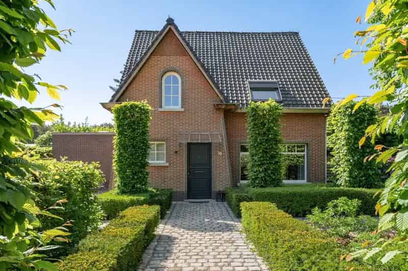 Instapklare Gezinswoning met Tuin Zwembad en Buitenkeuken