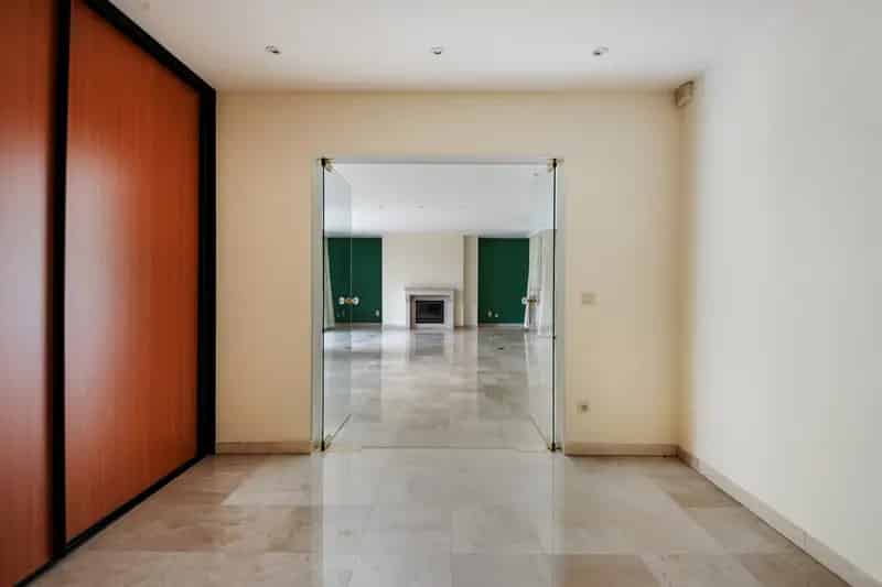 Gelijkvloers Appartement te Koop Kapellen 195m² met Tuin en 2 Parkings