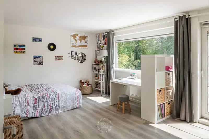 Ruime villa met zwembad in een groene setting