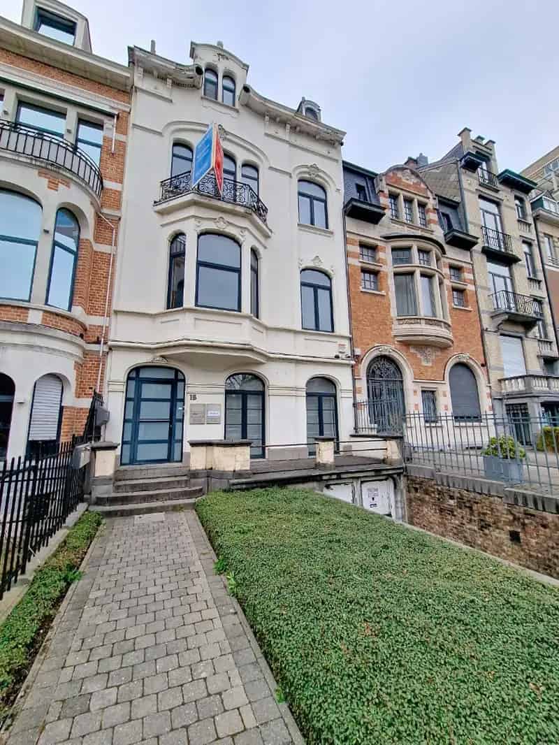 Herenhuis te huur Schaarbeek 450m² tuin burelen