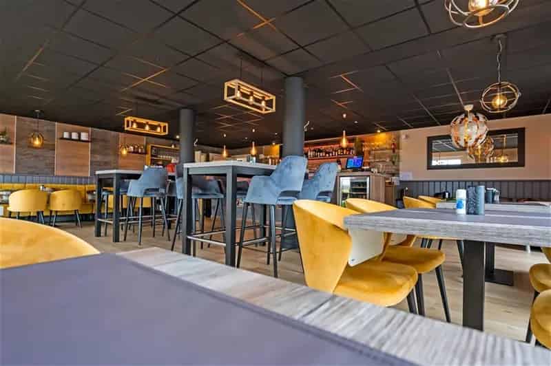 Kantoorgebouw met Opslag en Retail te Huur