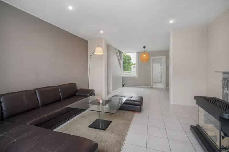 Huis te koop Moen: Instapklare woning met garage en uitweg