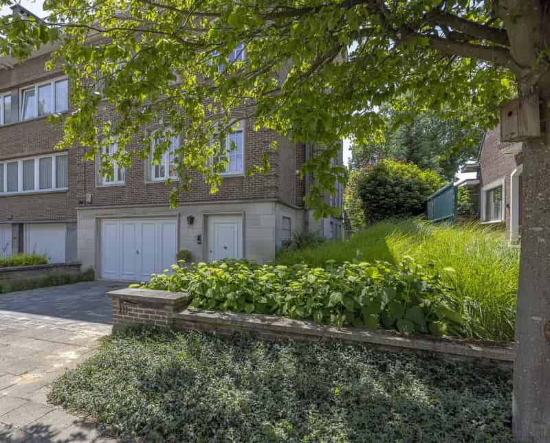 Statige gezinswoning met tuin nabij invalswegen