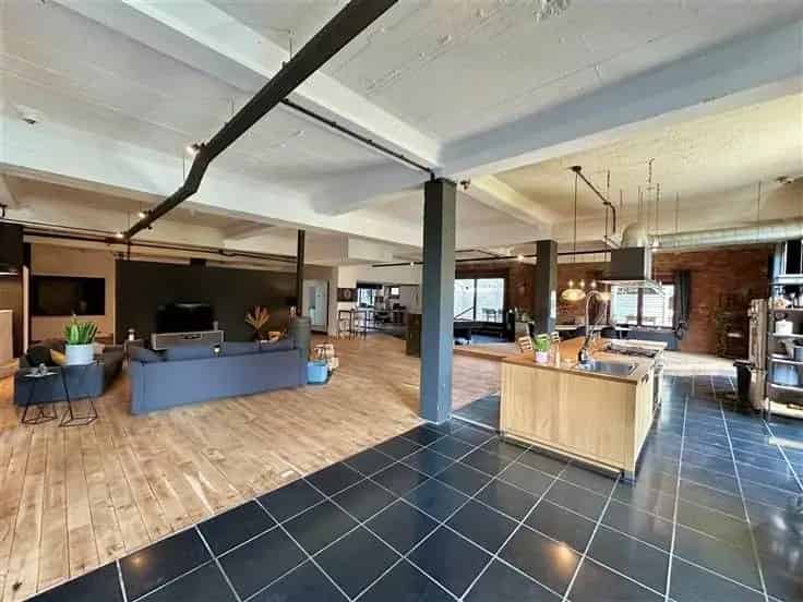 Ruime Loft 320m² te Tamines met Zwembad