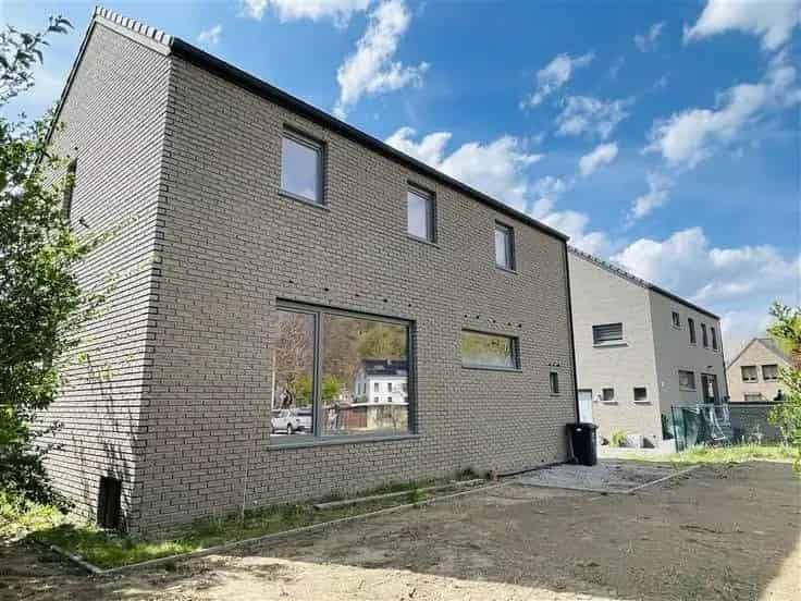 Huis Te Koop: 3 Slaapkamers, Bureau en Tuin