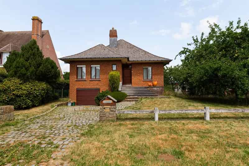 Statige woning te renoveren met bouwgrond te Zottegem