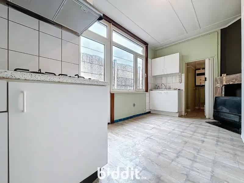 Te renoveren woning met tuin en garage
