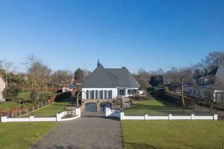 Te koop karaktervolle villa met zwembad en tuin in Berlare