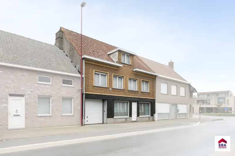 Ruime woning met bijgebouwen te koop